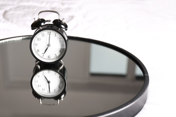 Naklejka premium Alarm clock on table in room