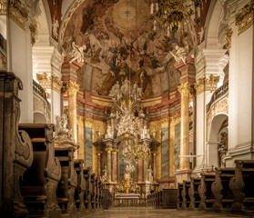 ołtarz główny kościoła barokowego w Nysie (Polska)