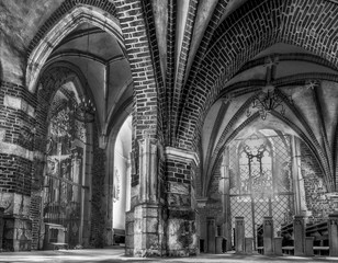 wnętrze gotyckiego kościoła