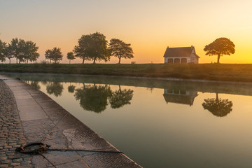 Les quais de Saint-Valery au petit matin le long du chenal de la Somme.