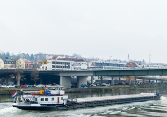 Frachtschiff auf Passauer Donau