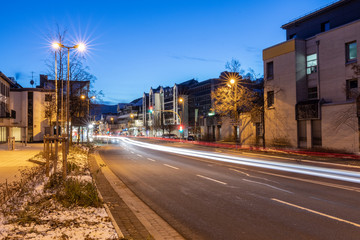 Verkehr in einer Kleinstadt im Sauerland bei Nacht