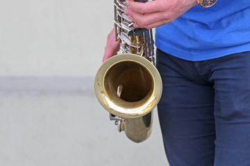 The guy plays the saxophone street