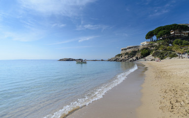 Obraz premium Playa de arena en Roses, Costa Brava un día soleado de Marzo