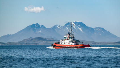tugboat in the fjord fairways of northern Norway - obrazy, fototapety, plakaty