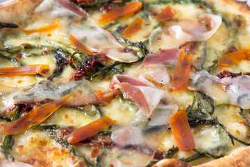 Obraz na płótnie Canvas Pizza con asparagi, guanciale e bottarga