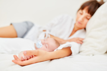 Mutter und Baby halten Mittagsschlaf