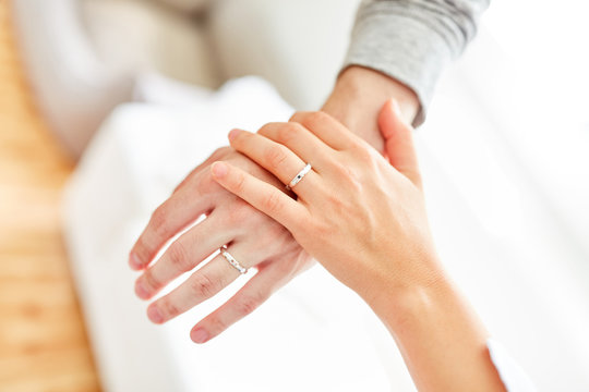 Weibliche und m&auml;nnliche Hand mit Ehering