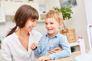 Glückliche Mutter blickt ihren Sohn an