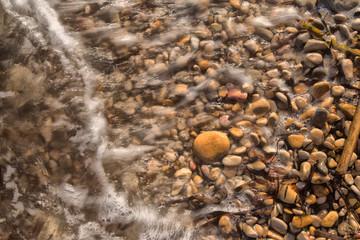 Piedras húmedas variadas en la playa