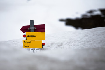 Wanderweg in der Schweiz. Schild für Wanderer.