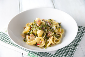 Orecchiette con asparagi e guanciale 