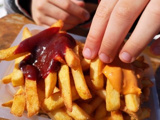 alimentation - enfant mangeant une barquette de frites