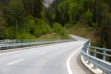 Strasse durch die Schweizer Alpen