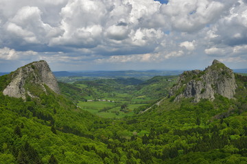 Fototapeta na wymiar Roche Tuillière et Sanatoire ( Puy de Dôme )