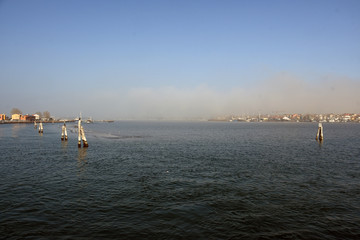 Fototapeta premium Cala la nebbia sulla laguna di Chioggia