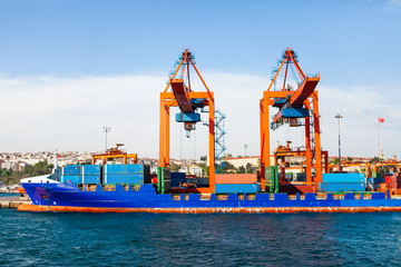 Fototapeta premium Containers unloading from ship at Haydarpaşa Port
