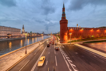 Obraz premium Moscow Kremlin embankment in the summer evening, An overcast, rainy day.