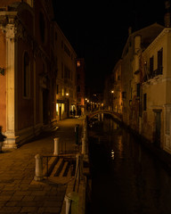 Fototapeta na wymiar Kanal von Venedig bei Nacht 