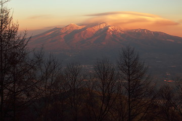 朝焼けに染まる八ヶ岳（韮崎市・荒倉山からの眺望）
