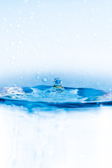 Naklejka na ściany i meble Perfect water splash - water drop