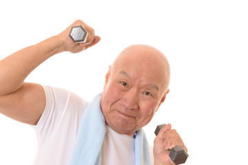 ダンベルで筋トレをする日本人シニア