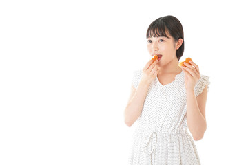 パンを食べる若い女性