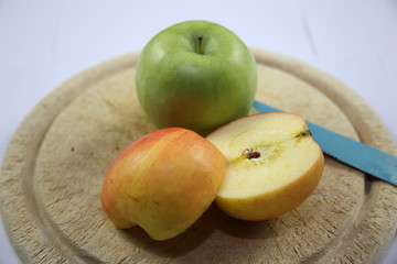 geschälter Apfel auf dem Brett