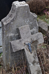 Zniszczony grob na cmentarzu