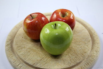 geschälter Apfel auf dem Brett
