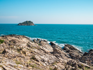 Fototapeta na wymiar Beautiful coast with rocks and an island in thailand