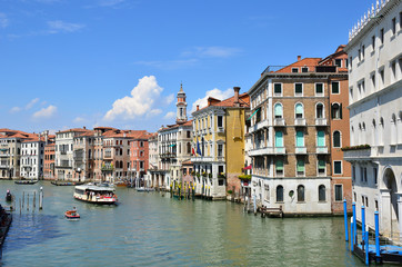 Obraz na płótnie Canvas Venetian gondoliers punting gondolas through 
