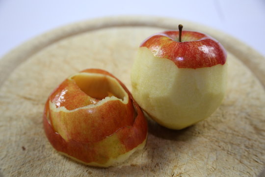 gesch&auml;lter Apfel auf dem Brett