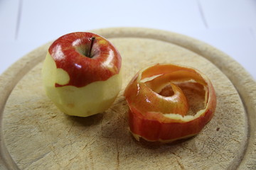 geschälter Apfel auf dem Brett