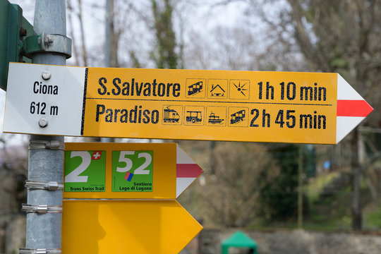 Wanderwegweiser in Ciona, Tessin, Schweiz
