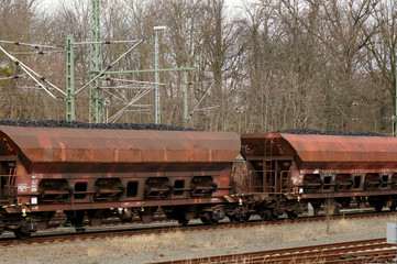 Güterzug beladen mit Braunkohle 