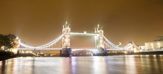 Fototapeta na wymiar London United Kingdom docks tower bridge grid