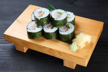 tuna with green onion roll sushi