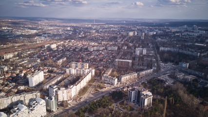 Obraz premium Widok z lotu ptaka trutnia latającego nad miastem