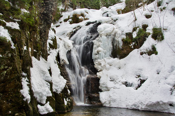 Piękny wodospad zimą, Sudety