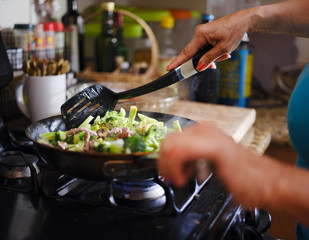 cooking beef and broccoli stir-fry in hot pain inside home kitchen - obrazy, fototapety, plakaty