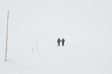 Fototapeta ludzie wędrują na szlaku we mgle, zima obraz