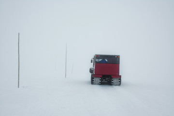 pojazd na drodze we mgle, zima