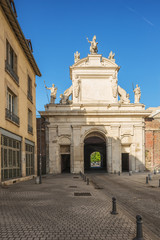 Obraz premium Looking through the Porte Saint-Georges in the center of Nancy