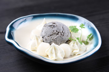 Black sesame seeds icecream with rice-flour dumplings