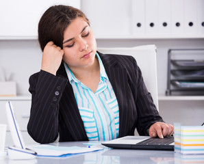 Female manager is having complicated issue with project
