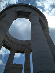 Obraz premium beautiful building with columns against a blue sky