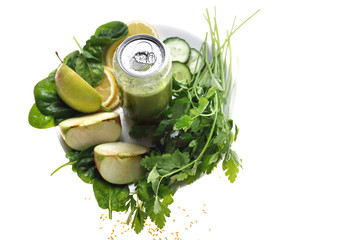 Zielona dieta. Zielone warzywa i owoce w zdrowym, naturalnym świeżo wyciskanym soku. - obrazy, fototapety, plakaty