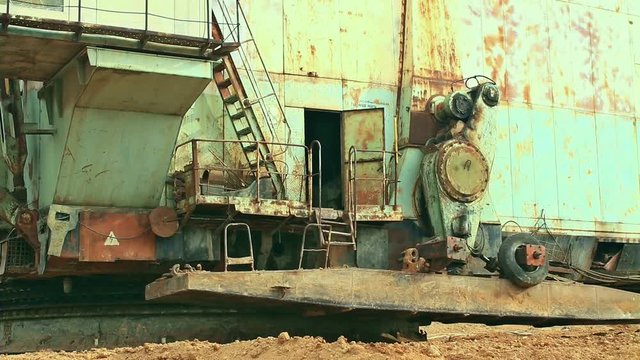 The mechanism of movement of the excavator. Walking excavator - dragline ESH 10/70 (bucket capacity of 10 cubic meters, boom length of 70 meters).