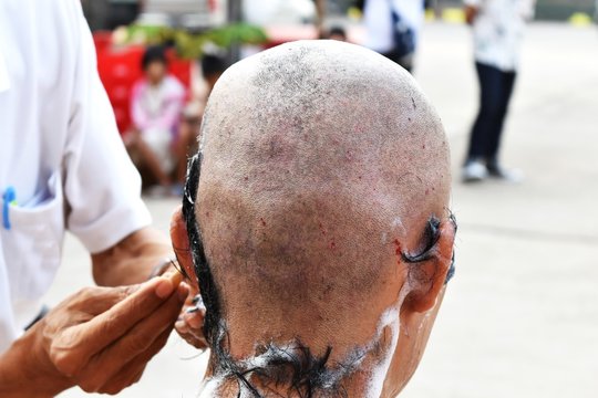 shave head by razor for ordinate monk in buddhism